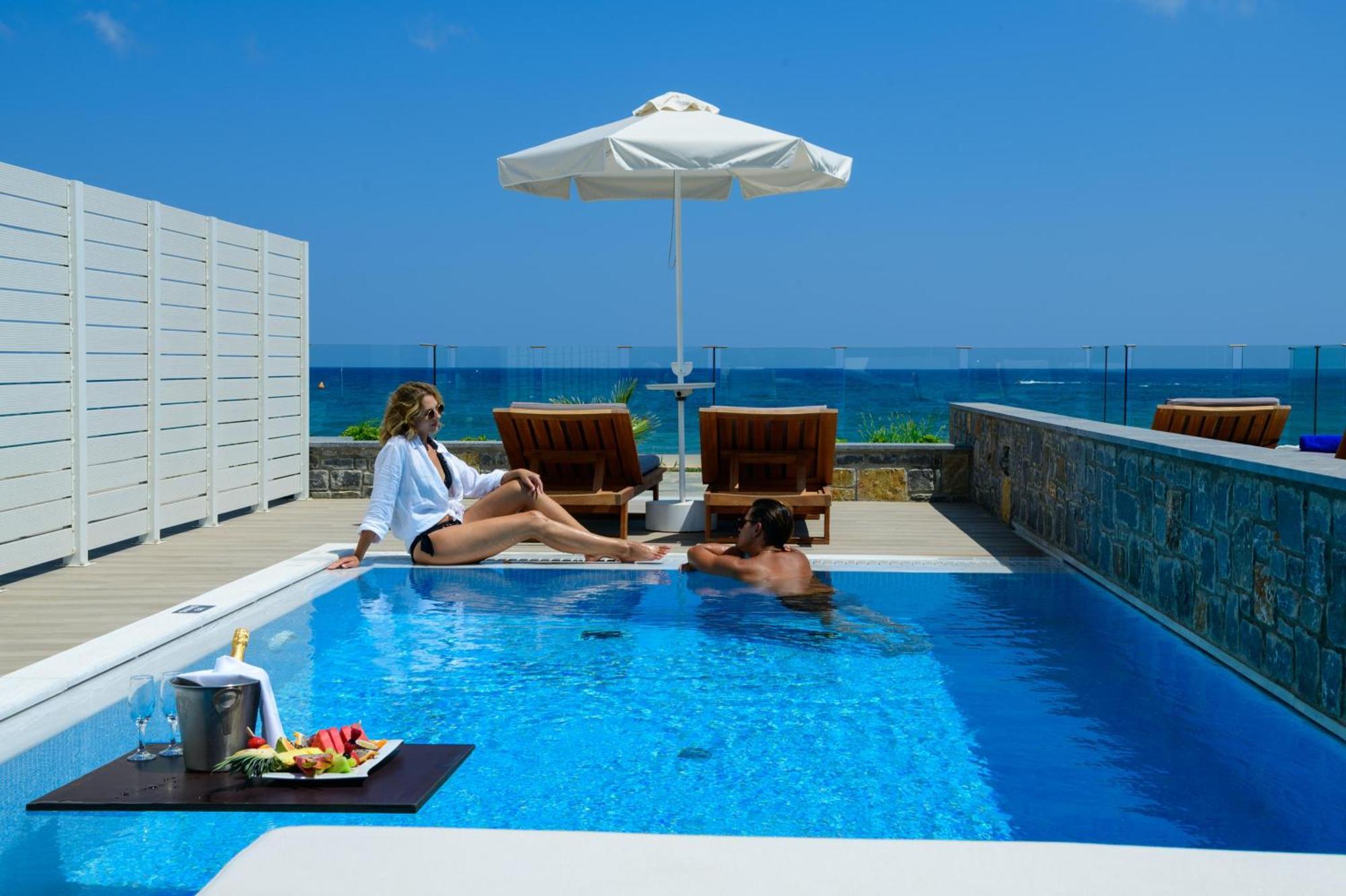 Deluxe Bungalow-Suite Artemis mit offenem Schnitt am Strand und eigenem Pool